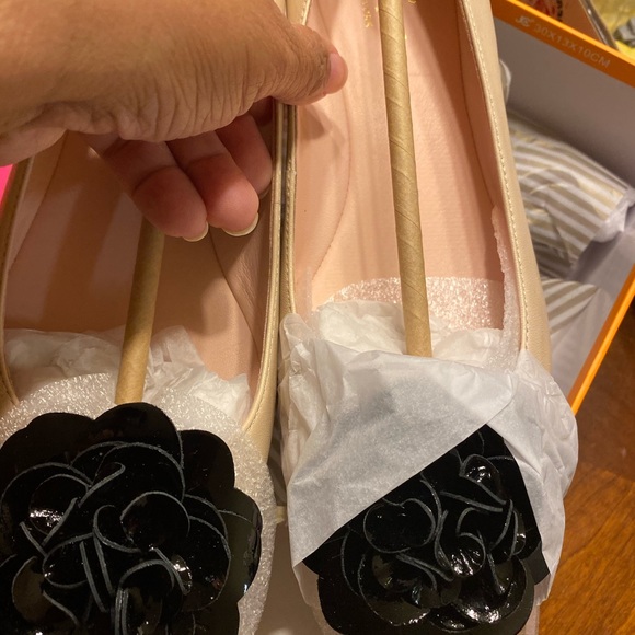 NWT in box Kate spade flats. Never worn. - Picture 6 of 8